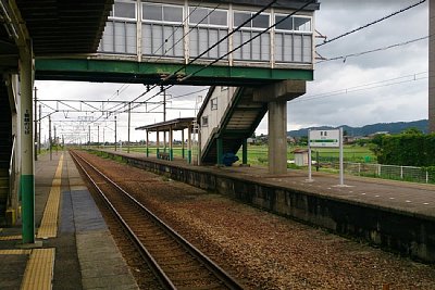 ホームと跨線橋