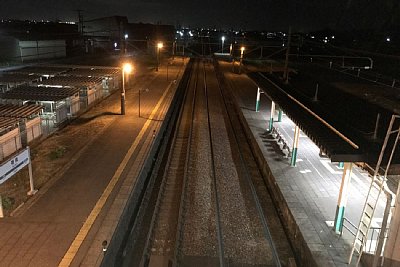 跨線橋からホームを望む