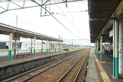 島式ホームの線路はありますが、架線はないですね