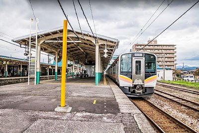 普通列車が停車しています