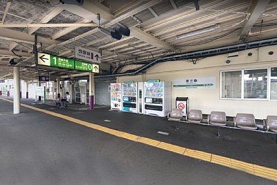 0番線と1番線がある切欠きホーム