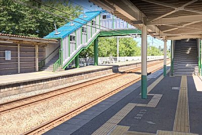 跨線橋とホーム