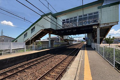 相対式ホームに比べて跨線橋が大きく感じます