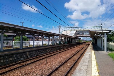 ホームと跨線橋