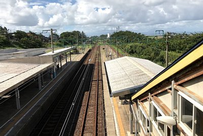 跨線橋からホームと線路