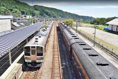 211系普通列車と臨時快速列車