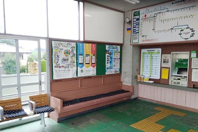 待合室に自動券売機があります