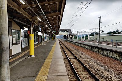 島式ホームの片側の線路が撤去されています