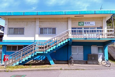 ホームが築堤上にあるため駅舎の2階が待合室です