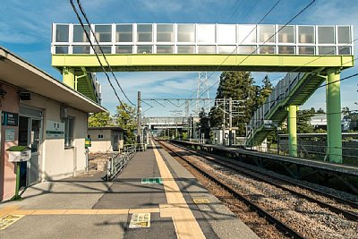 ホームと跨線橋