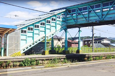 ホームと跨線橋