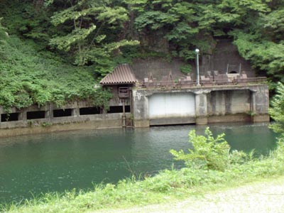 新中地山ダムの洪水吐
