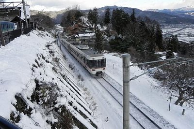 本線を特急「しなの」が通過します