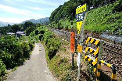 手前が本線で、右上が駅への引き込み線