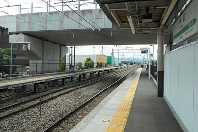 相対式ホームを道路がまたいでいます