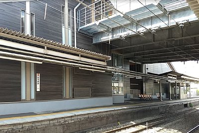 自由通路がホームの上を通っている