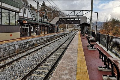 相対ホームと跨線橋があります
