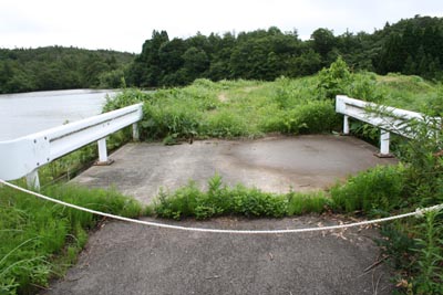 天端上は自動車では通れません