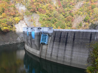 右岸上流側から堤体を見る