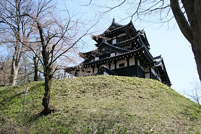 三階櫓を土塁下から見る