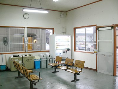 待合室には自販機があります