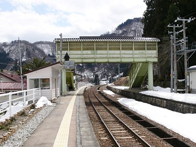 ホームの片側は廃止されています