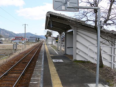 駅舎からホームへの階段