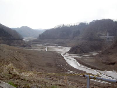 ダム湖には水がありません