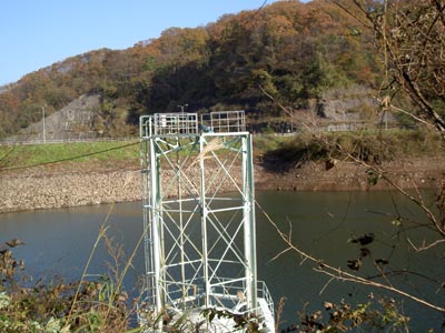 上流から取水塔を見る