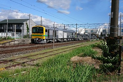 貨物列車が通過します