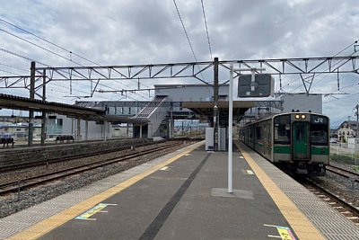 ホームと跨線橋