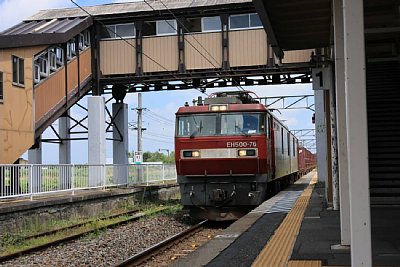 ホームと跨線橋