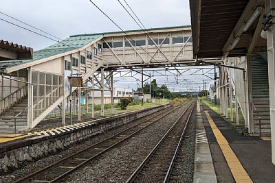 跨線橋とホーム