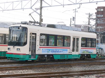 南富山駅前駅に停車する7018型電車