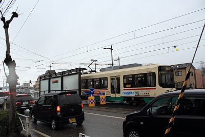 安野屋停留場に8000系電車が入線します