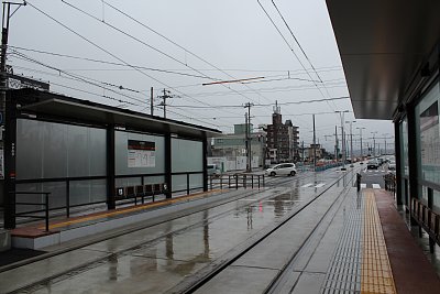 ホームは千鳥式となっています
