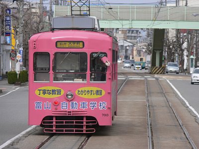 大町駅上りホームを出発した7003電車