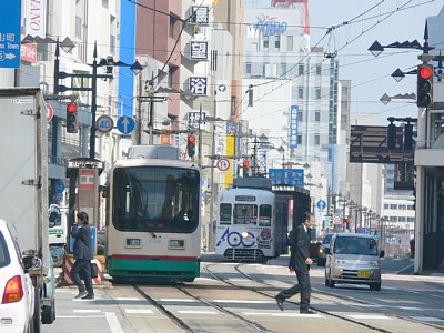 西町停留場ですれ違う8000形と7000形