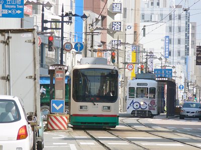 西町停留場ホームには上下線とも上屋があります