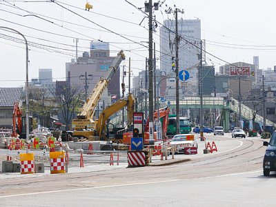 安野屋停留場と富山大橋工事現場