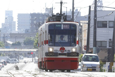 電車の背後に急こう配があります