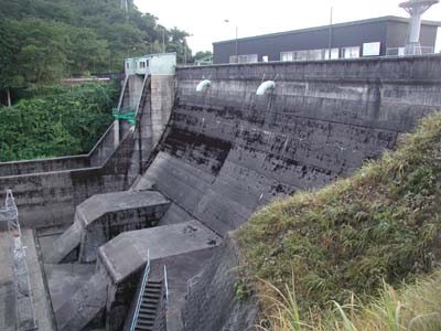 左岸下流から堤体を望む