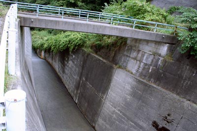 導流部には水が流れていました