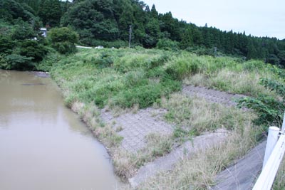 堤体上流側を右岸から見る