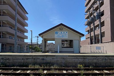 ホームと駅舎