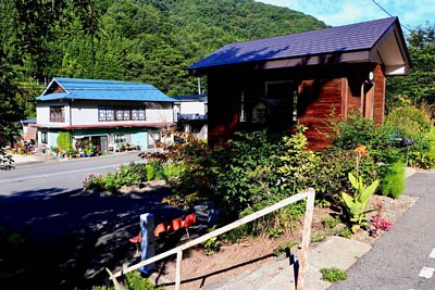 ホームは盛土上にある