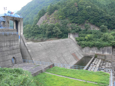 右岸から堤体を見る