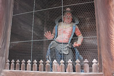 山門に安置されている金剛力士像(左)