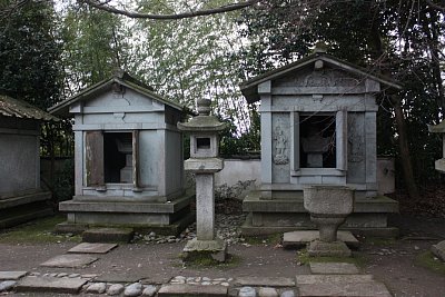 富山県指定史跡 瑞龍寺石廟(左・利家公 右・利長公)