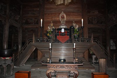 仏殿内部に祀られる御本尊(釈迦、文殊、普賢)